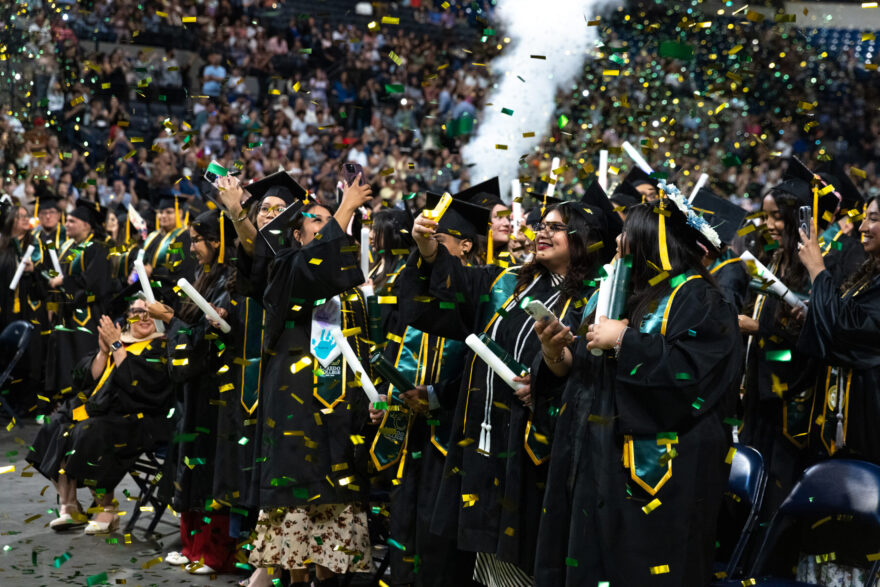 Graduados en ceremonia
